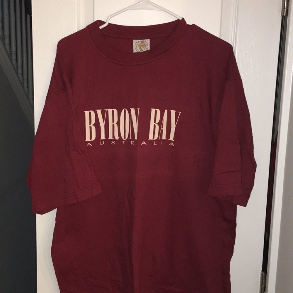 Byron Bay NSW Australia Beach Print Fun Men’s Dirt Red Clay T Shirt Aussie 🇦🇺🦘🐨